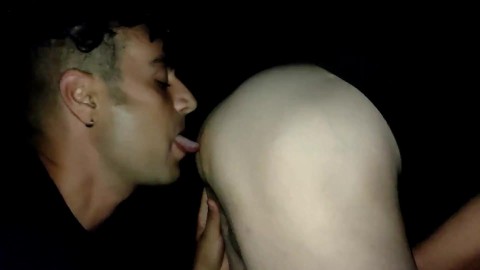 友達のお尻に舌と指を舐めて与える